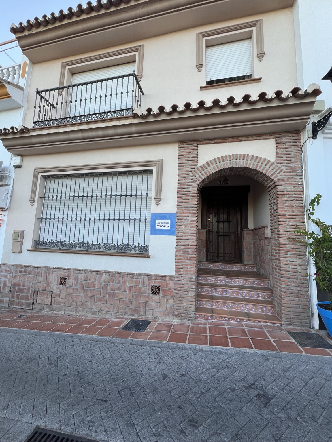 Hausfassade in Marbella mit dem Hemingway-Hinweis.